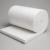 Colcha de fibra cerámica 1050°C en rollo para aislamiento térmico industrial de hornos, calderas y equipos de alta temperatura.