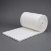 Colcha de Fibra Cerámica 1315 °C en rollo para aislamiento térmico industrial en hornos, calderas y equipos de alta temperatura.